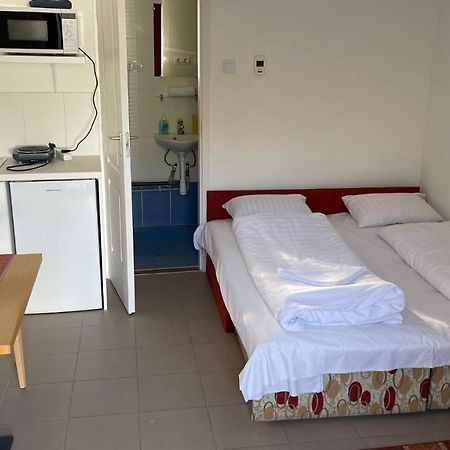 Szin-Haz Apartman (Adults Only) Lägenhet Gyula Exteriör bild