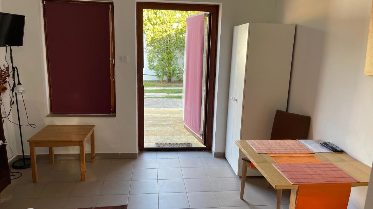 Szin-Haz Apartman (Adults Only) Lägenhet Gyula Exteriör bild